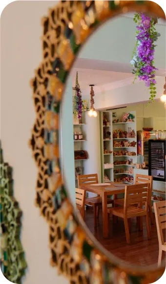 Local Chakra restaurante reflejo espejo
